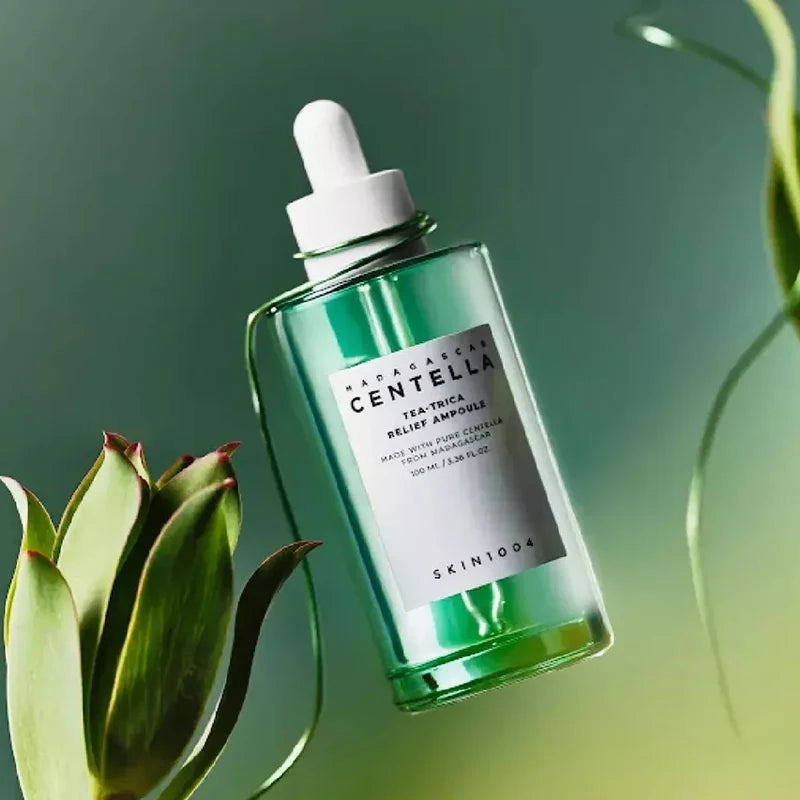 Sérum visage Skin1004 à la Centella Asiatica de Madagascar – Hydratation intense, réduction des points noirs, soin apaisant et purifiant. Un essentiel coréen pour une peau saine et lumineuse.