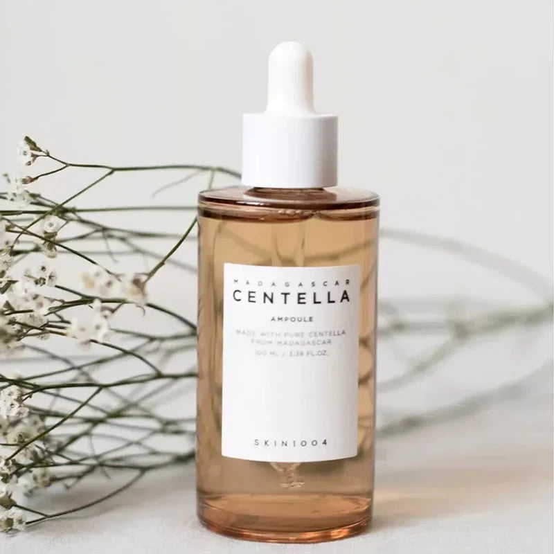 Sérum visage Skin1004 à la Centella Asiatica de Madagascar – Hydratation intense, réduction des points noirs, soin apaisant et purifiant. Un essentiel coréen pour une peau saine et lumineuse.