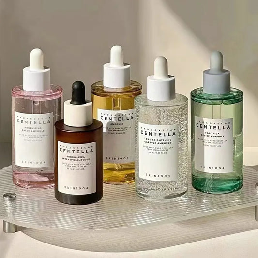 Sérum visage Skin1004 à la Centella Asiatica de Madagascar – Hydratation intense, réduction des points noirs, soin apaisant et purifiant. Un essentiel coréen pour une peau saine et lumineuse.