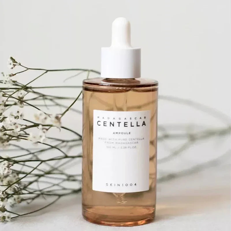 Sérum visage Skin1004 à la Centella Asiatica de Madagascar – Hydratation intense, réduction des points noirs, soin apaisant et purifiant. Un essentiel coréen pour une peau saine et lumineuse.